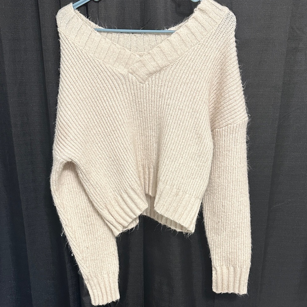 La Hearts Cream V-Neck Sweater